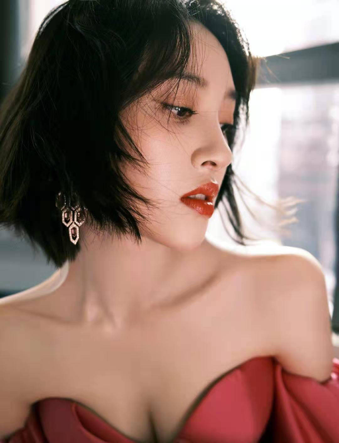 唐艺昕穿粉色泡泡公主裙 凹深邃事业线少女感十足