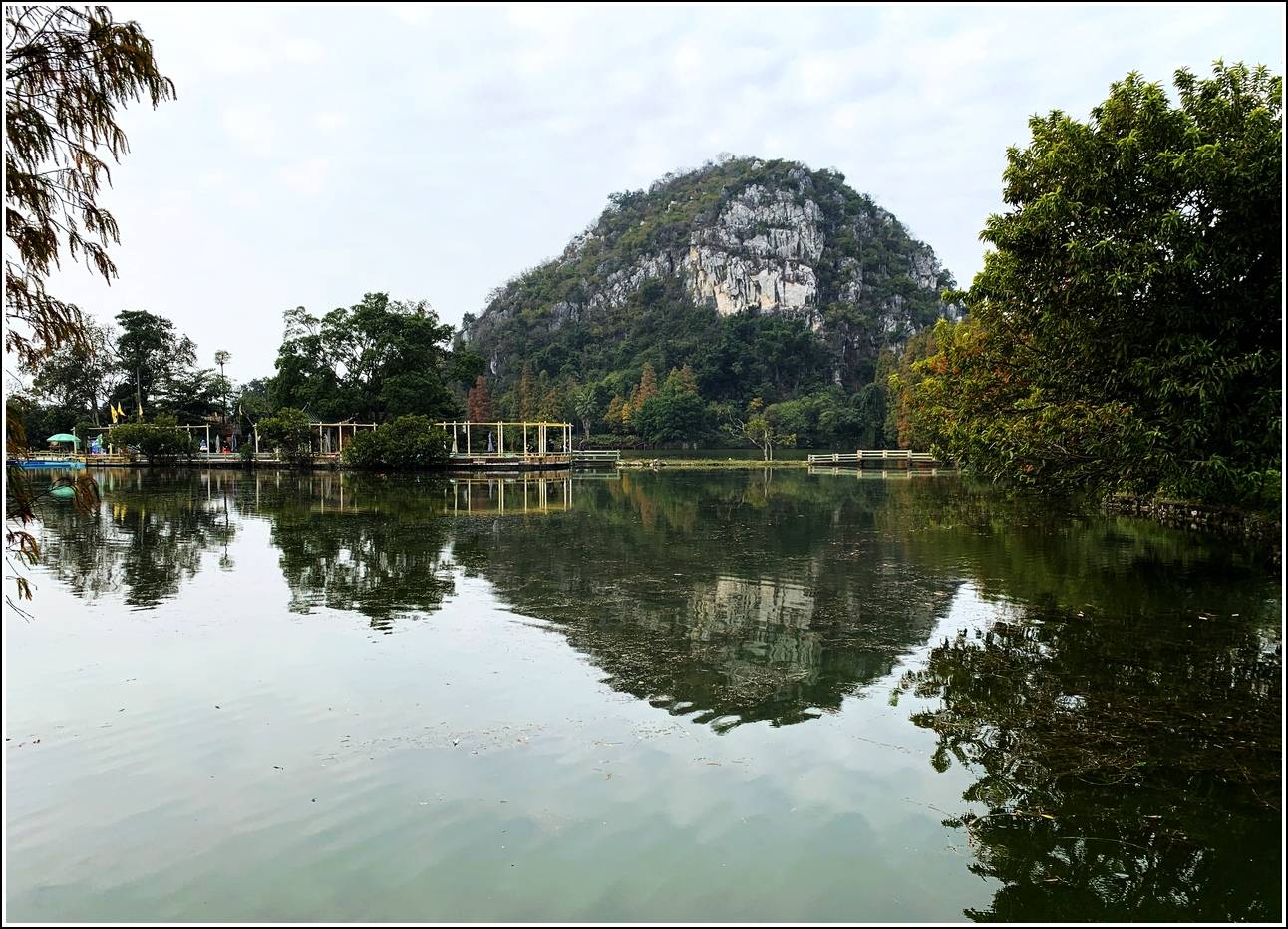 星岩烟雨,算是一个小的景点,肇庆八景之一.