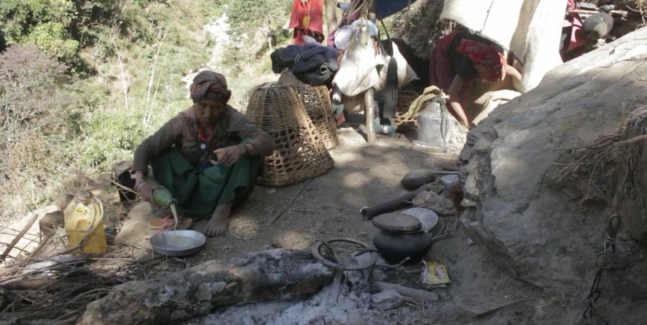 原创尼泊尔山区穷人的生活,冬天就要来了,还住简易帐篷,吃野菜