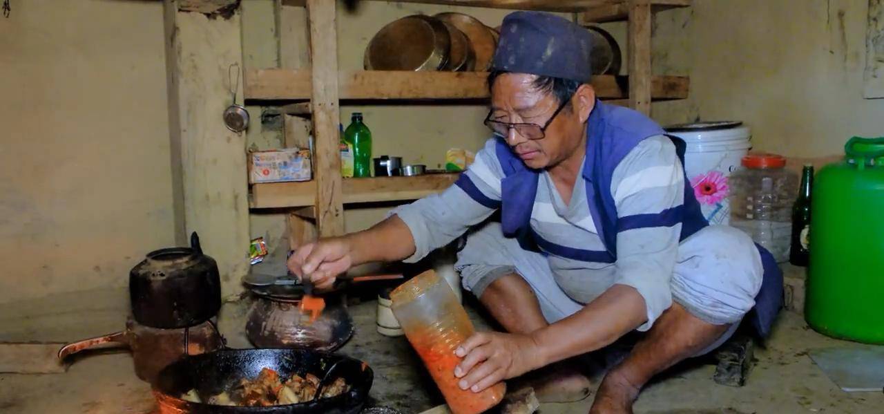 原创尼泊尔村长在家煮了一锅猪肉,送给在外做事的村民吃,纯朴的乡情