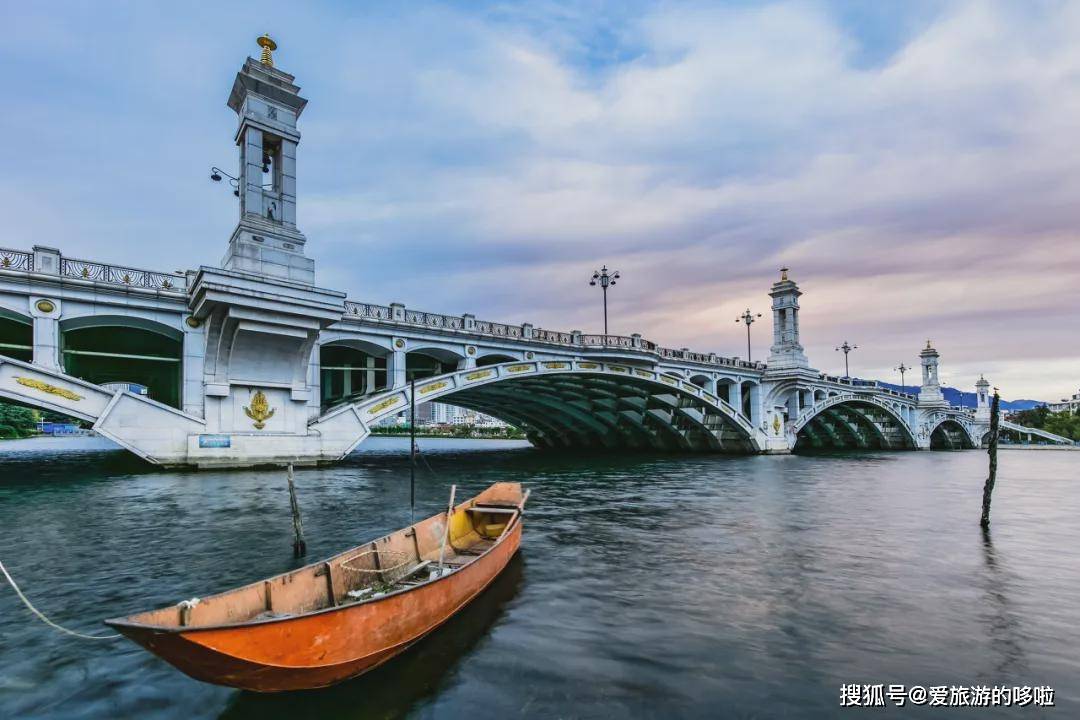 兴盛大桥 司藤与秦放散步的大桥 是横跨洱海的兴盛大桥 许多人来大理