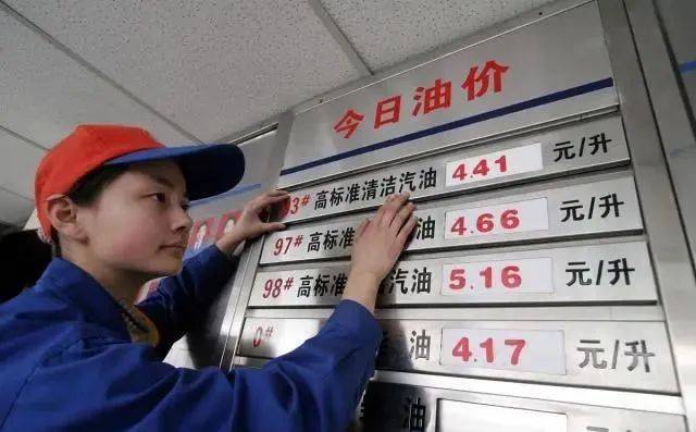 油价调整信息:今天3月25日原油下跌,加油站92,95号汽油价格