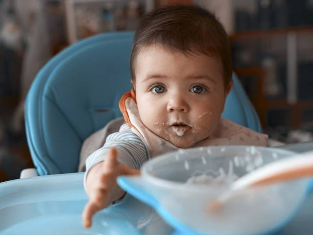 宝宝的第一口辅食讲究多,看似简单的吃米粉,很多妈妈却做错