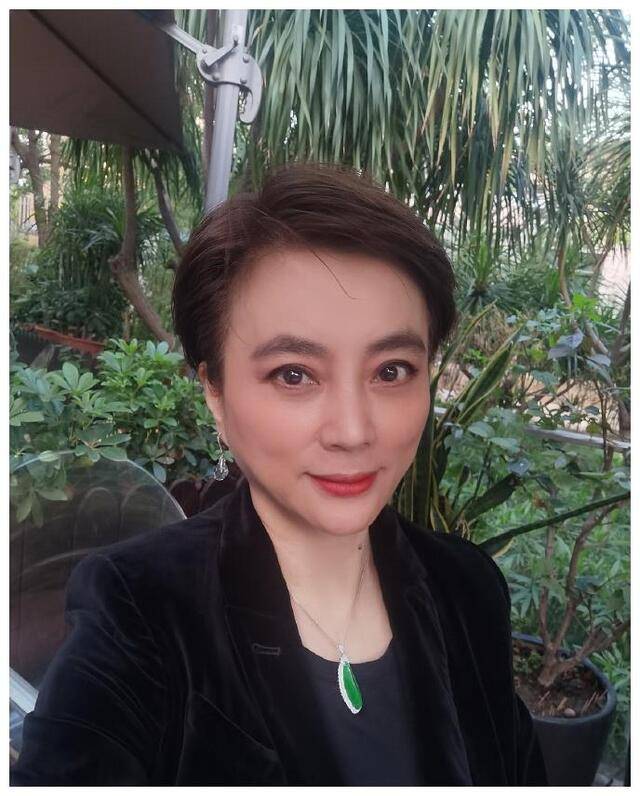 57岁李玲玉大秀舞姿当年玉兔精风采依旧其儿子撞脸吴磊
