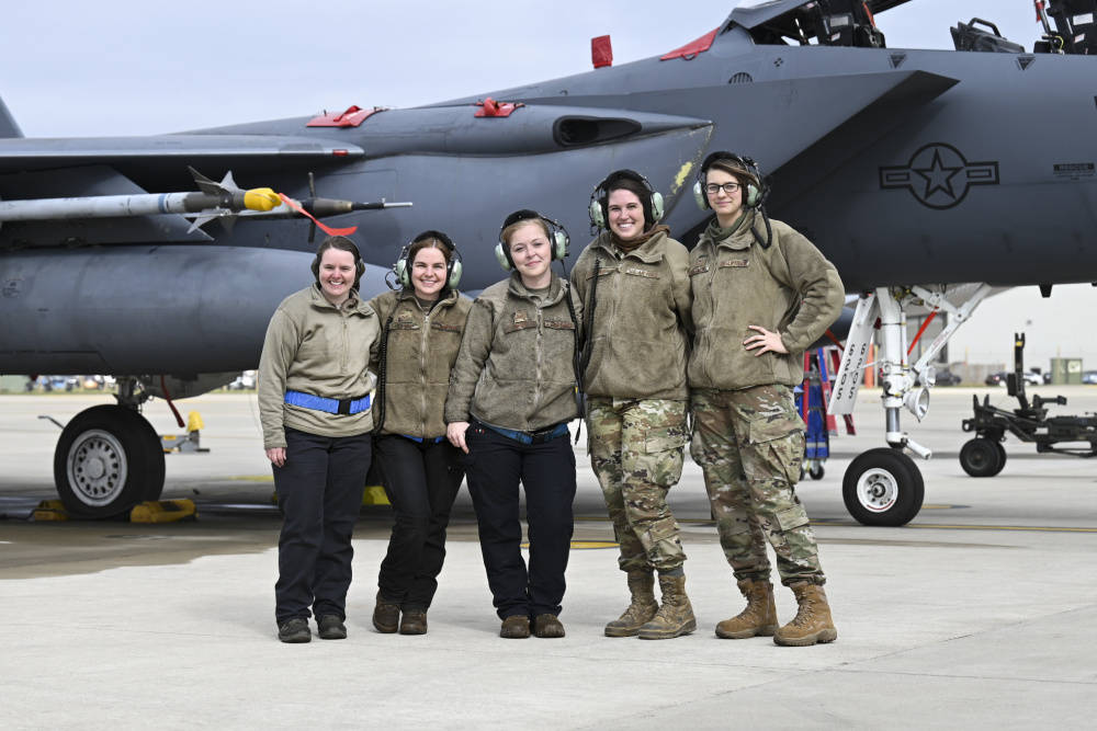 美国空军女飞行员虎背熊腰,驾驶f15e战机,誓死守卫欧洲天空