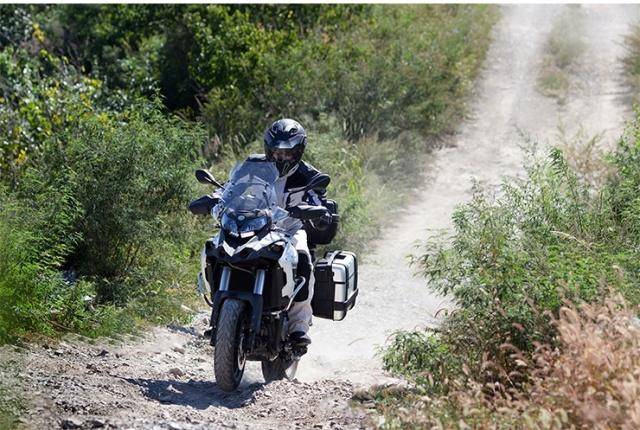 贝纳利金鹏502x带你穿越山川河流