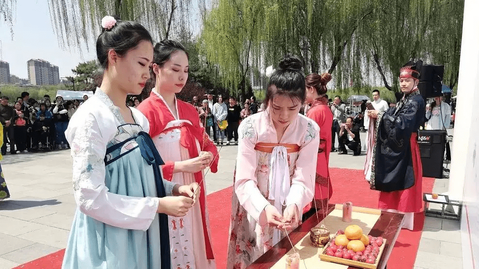 "三月三日天气新,长安水边多丽人",想象着大唐盛景的曲江池边行走着