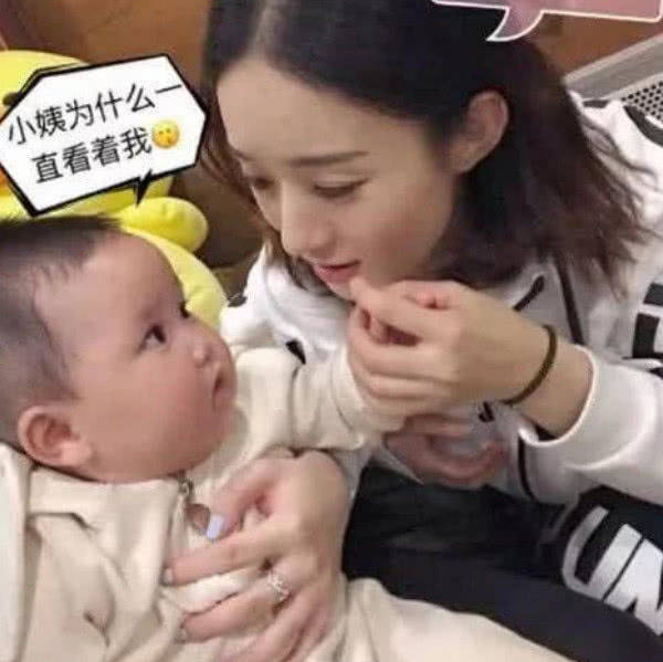 网友晒出赵丽颖哄孩子照片充满母性光辉的眼神征服网友好温柔