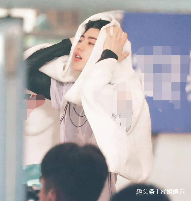蔡徐坤《奔跑吧》上演"湿身诱惑",落水后的他素颜曝光