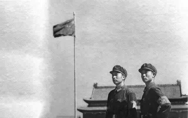 原创一个人的升旗仪式!第一国旗手是供电工人,独自升旗26年