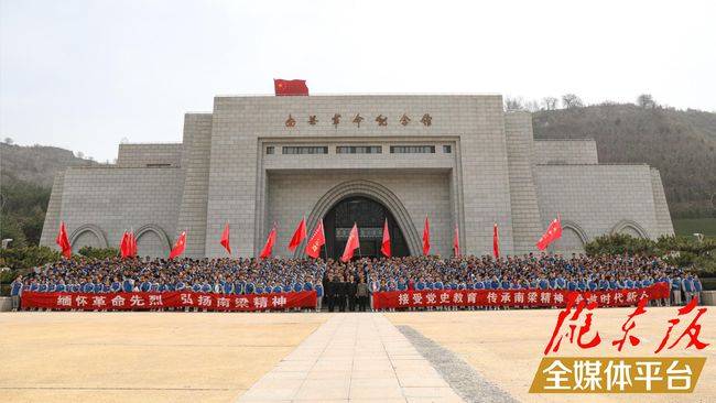 全体师生在南梁革命纪念馆前合影.