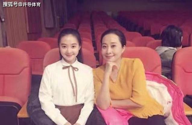 "黑妹"戚慧:五次登上春晚,丈夫病故退圈,如今二婚重拾