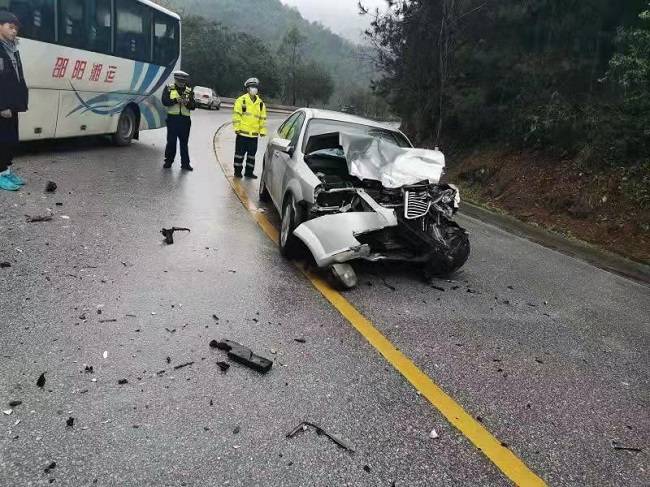 湖南绥宁交警以实案促平安〃雨天转弯占道车速快,车损人伤悔不该