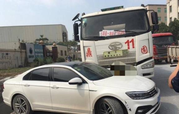 大众凌度遭水泥罐车拦腰碰撞 网友:看来德系车本事不小啊!