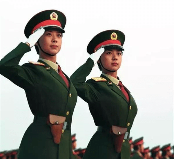 原创祖国50周年大阅兵:女兵方队领队的双胞胎,英姿飒爽红遍全国