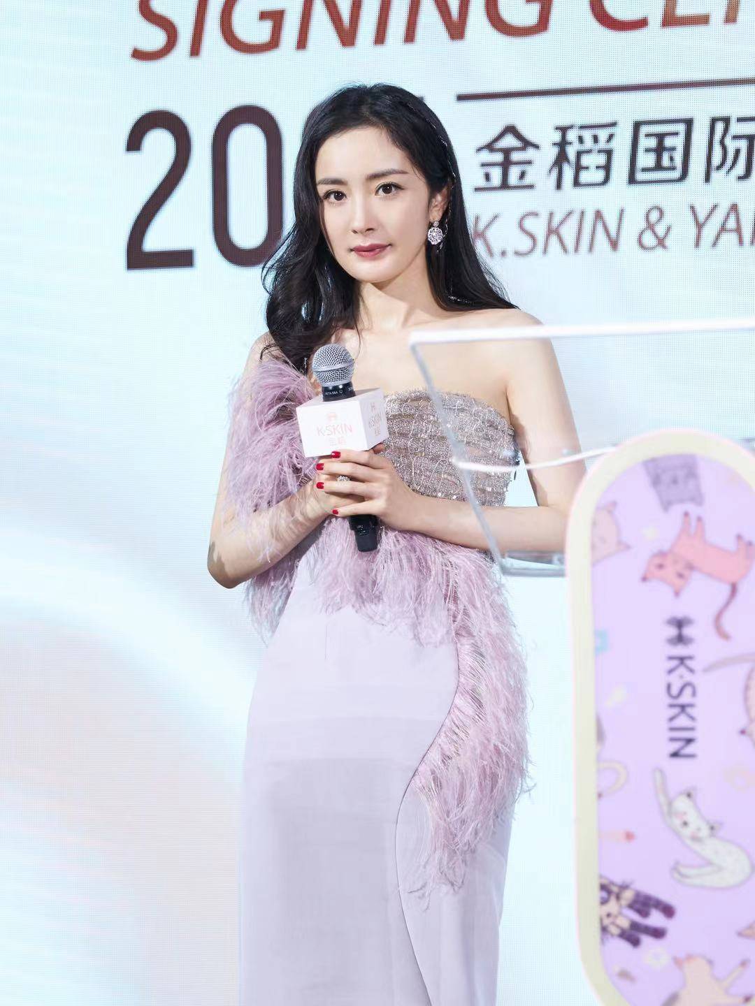 杨幂紫色抹胸羽毛裙仙气又迷人自夸姐姐就是嘴甜