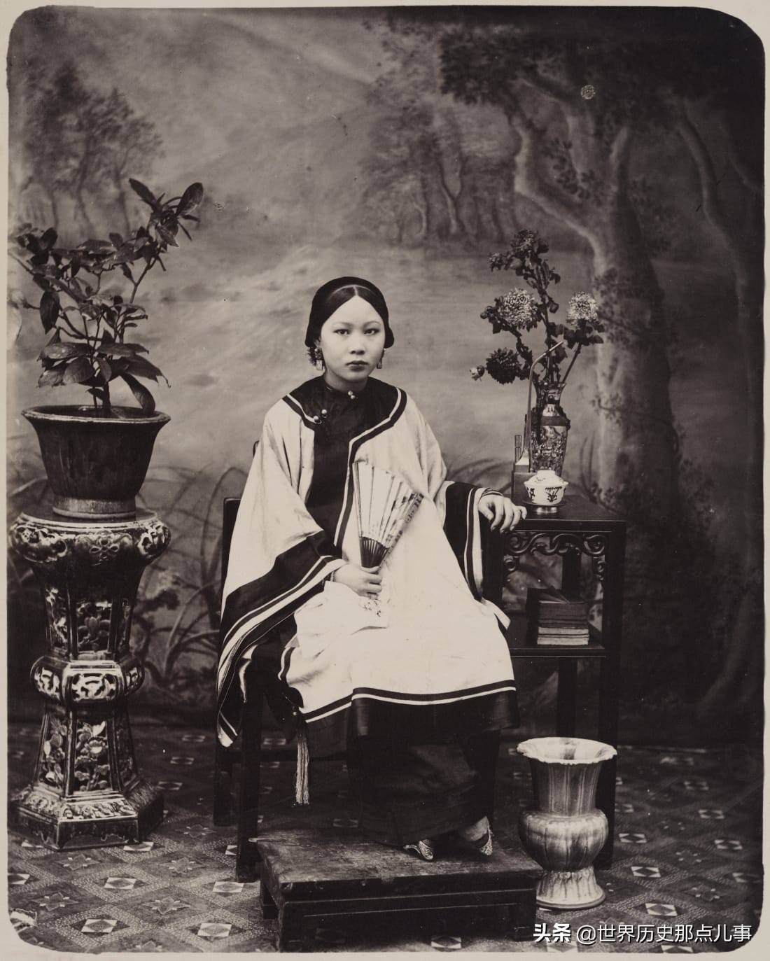 【图7】1860年,手持扇子的清朝女子,一双"三寸金莲"露出了一角.
