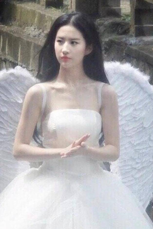 女明星们的出圈神图,刘亦菲白到太抢眼,章子怡糊成这样还美上天