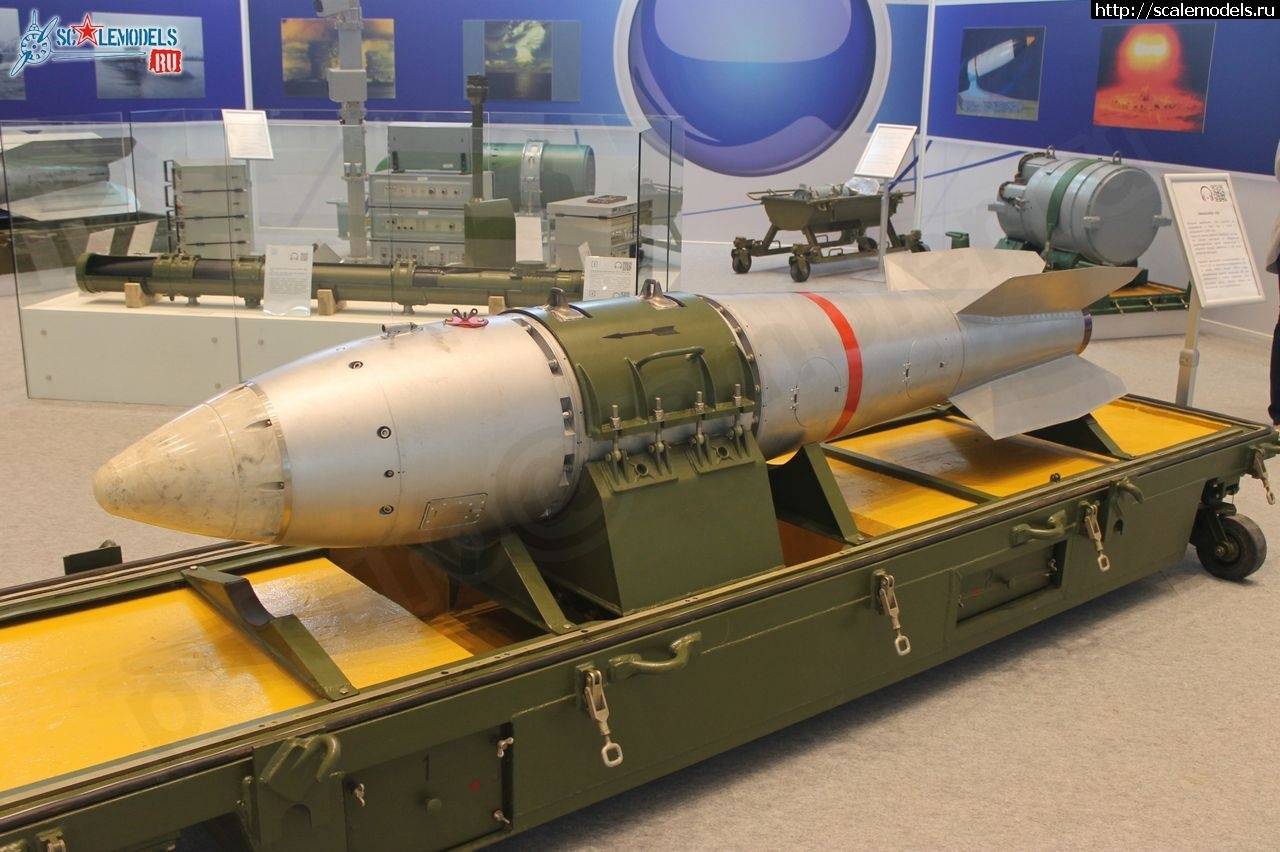 "沙皇核弹,都是好几吨重的庞然大物,真正可由战斗机携带的战术核航弹