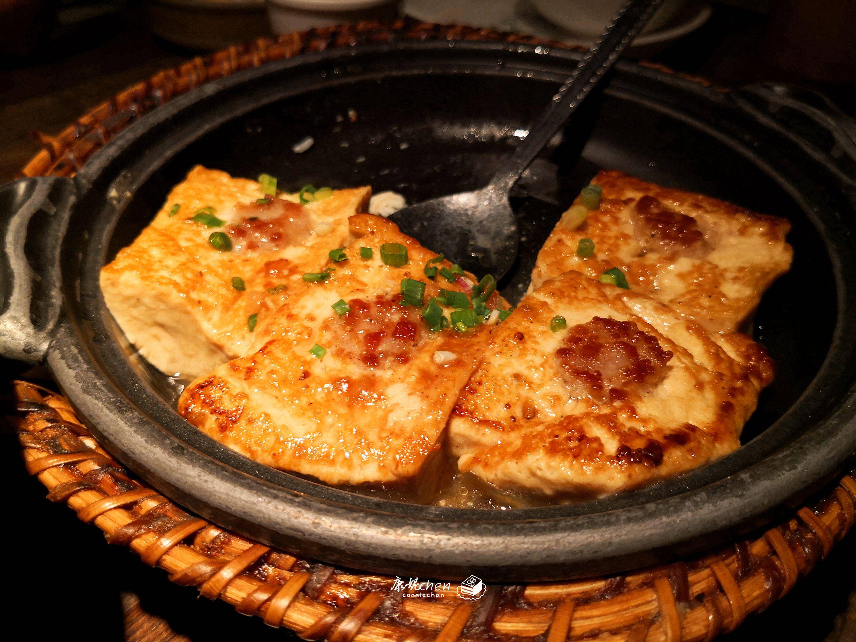 4人在广州餐厅吃饭,客家盐焗鸡和客家酿豆腐味道棒,您