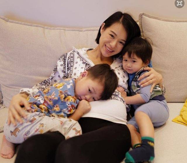 胡杏儿官宣三胎产子!并曝光儿子照片和名字,俩哥哥抚摸弟弟脸颊