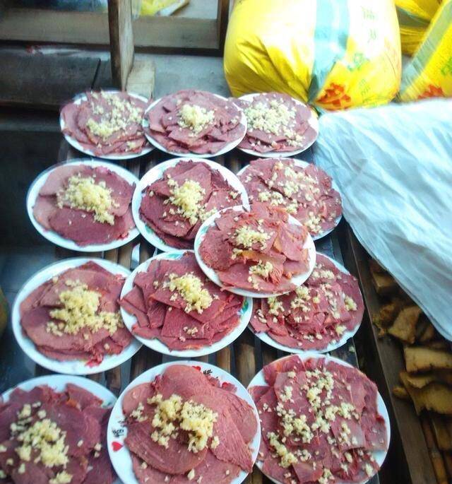 农村的流水席很有人情味,菜也大多都是硬菜,因此荤菜居多.