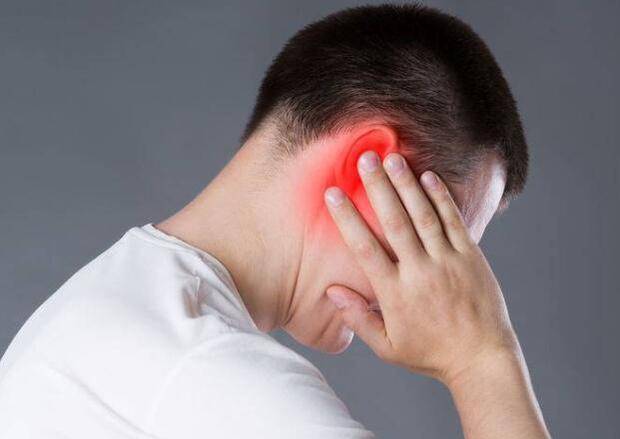 外耳道炎初期主要症状为耳部 搔痒感,并且伴有耳部皮肤 发红,水肿