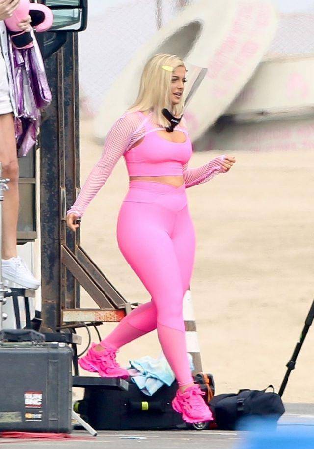 碧碧雷克萨穿粉色紧身衣尽显曲线之美变微胖女神太美了
