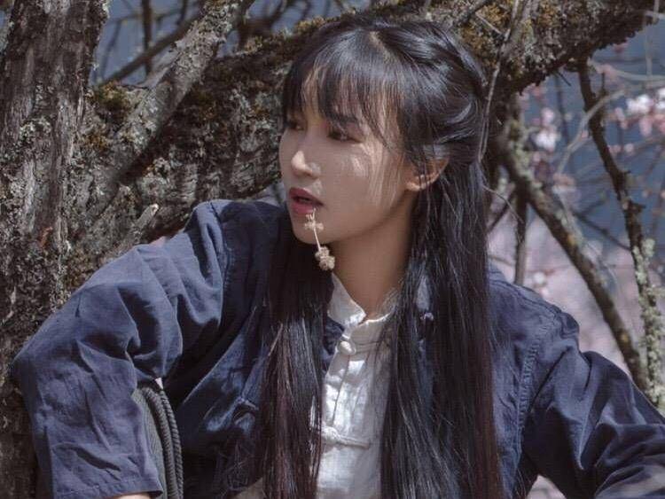 李子柒穿汉服录视频手工制作古风发冠却被网友指抠图造假
