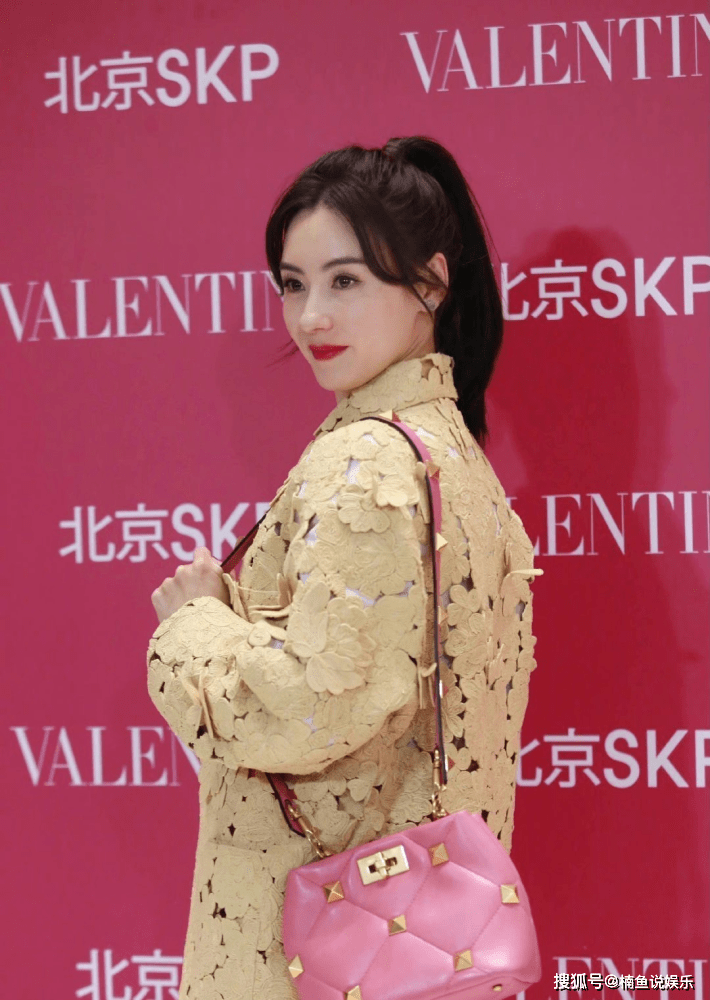 原创40岁张柏芝生图马尾辫少女感十足皮肤状态哪里像三胎妈妈