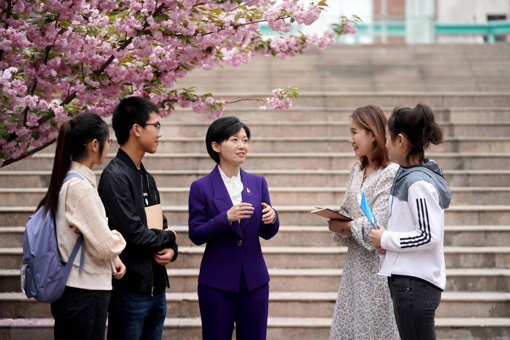 郑州大学马克思主义学院周荣方老师(左三)与学生交流互动