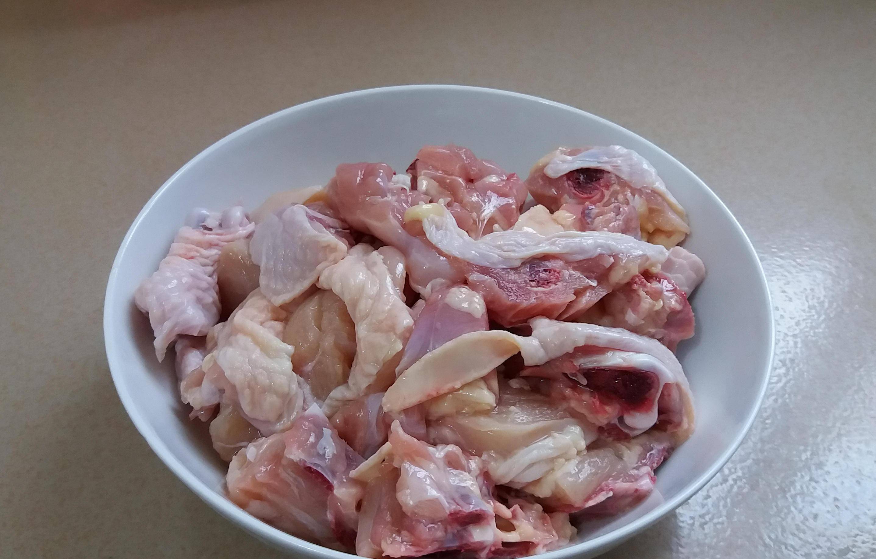 1,鲜鸡肉半只约700克,斩成小块备用