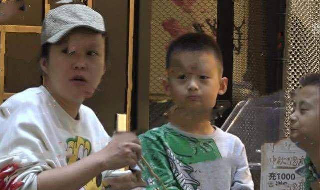 郝蕾带双胞胎儿子外出吃饭,变超人同时喂俩儿子,儿子长得不像妈