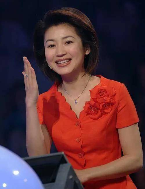 央视名嘴王小丫,二婚嫁54岁教授老公,11年经营收获完美婚姻