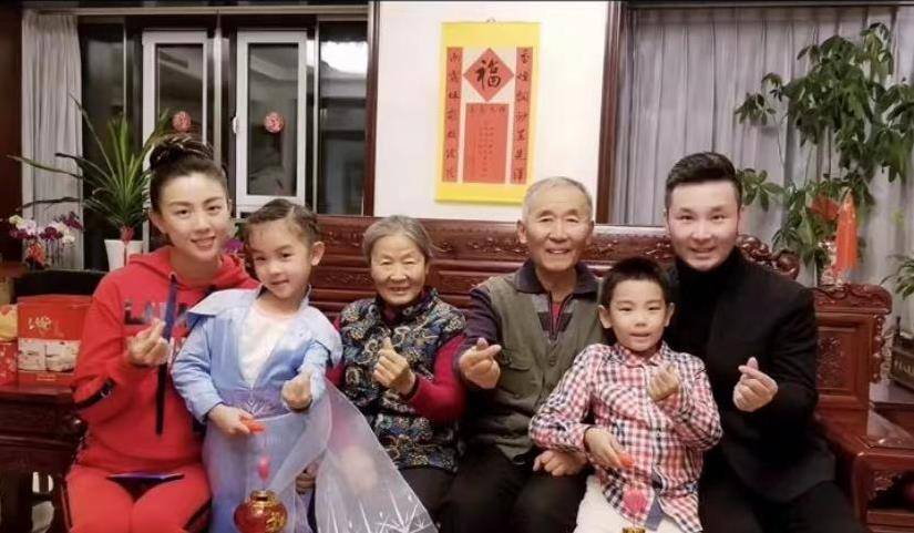 刘和刚一家六口亲密同框,小10岁娇妻和儿女甜笑,豪宅奢华古韵