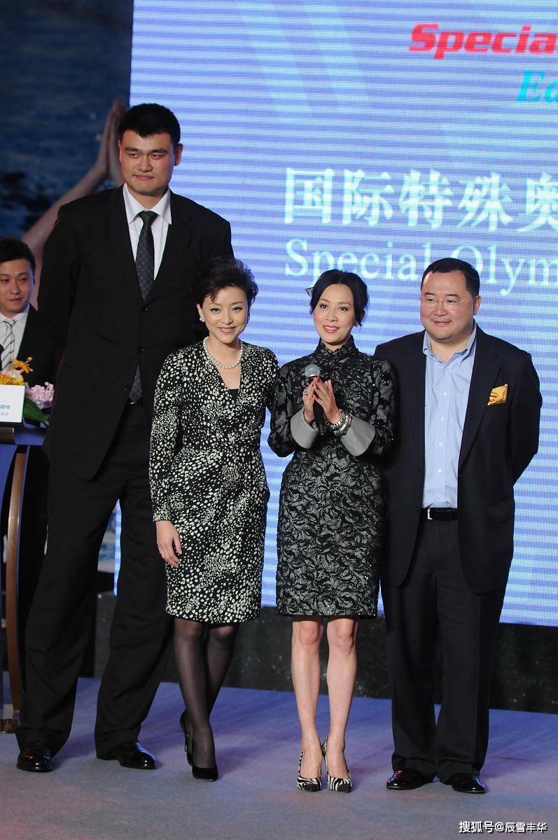 52岁杨澜,皮裙搭紫衫惊艳抢眼,黑丝高跟显昔日"央视一姐"气质