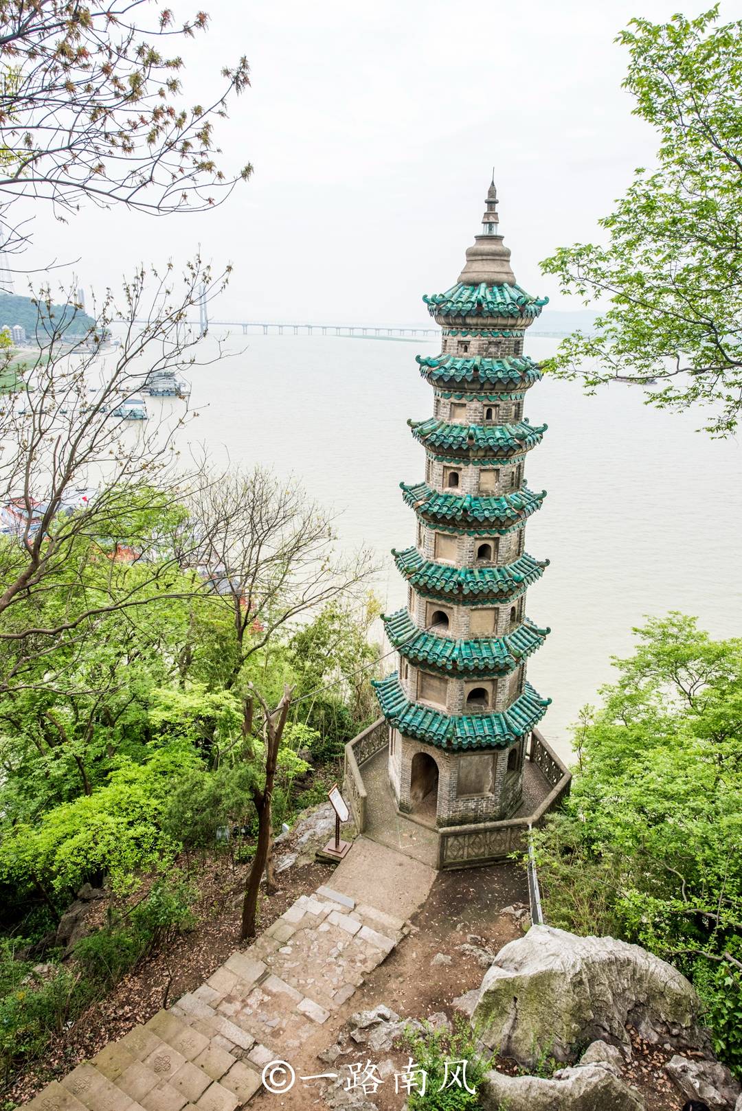 江西九江有两座怪山,一座经常发出钟鸣声,一座像遗落湖里的鞋子