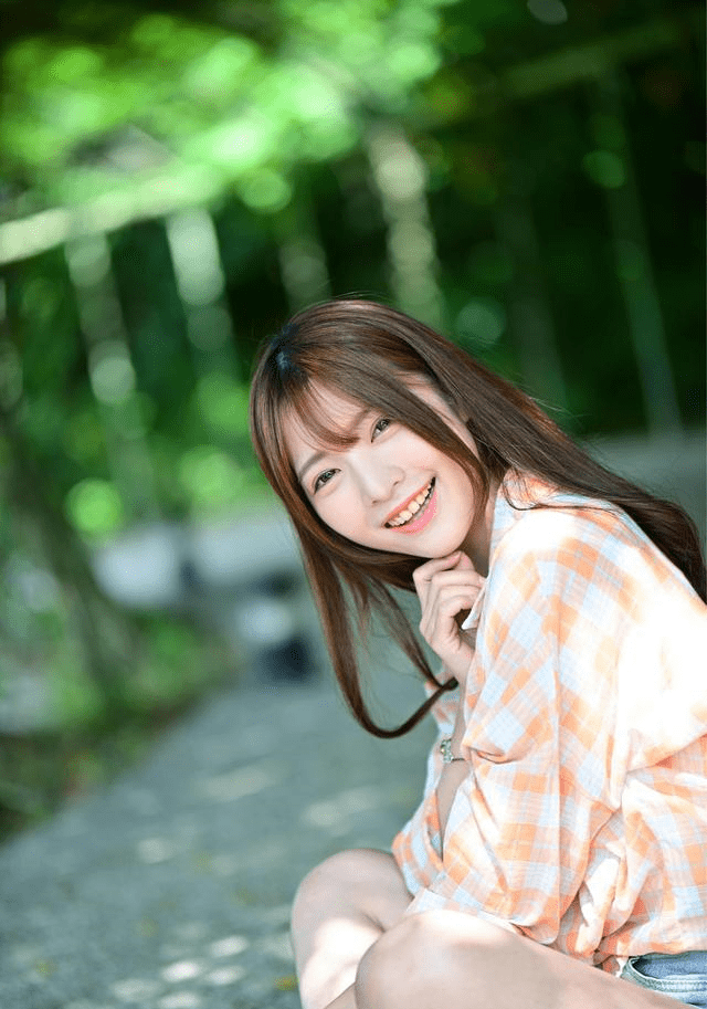 青春少女的户外写真,花衬衣配热裤,既有甜美,又有性感