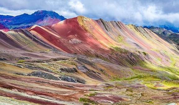 位于秘鲁的彩虹山.
