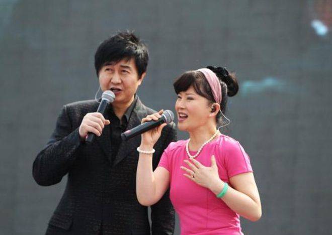 54岁付笛声与妻商演捞金舞台简陋十分冷清 被曝出场费