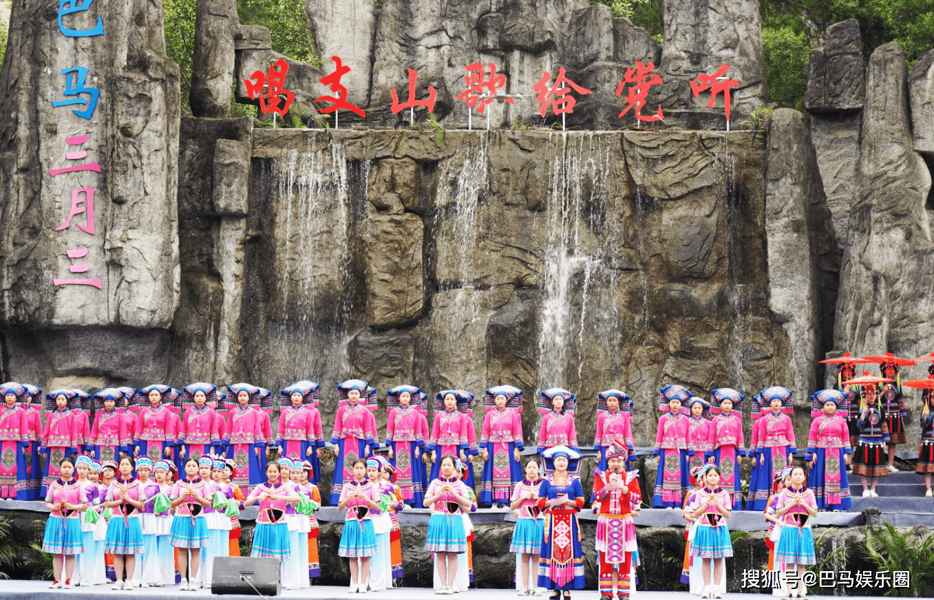 近千名群众,学生身着传统民族服饰同唱开台山歌便拉开了巴马"唱支山歌