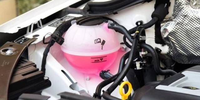 汽车防冻液太少为何不能加水?防冻液和水混合后对汽车