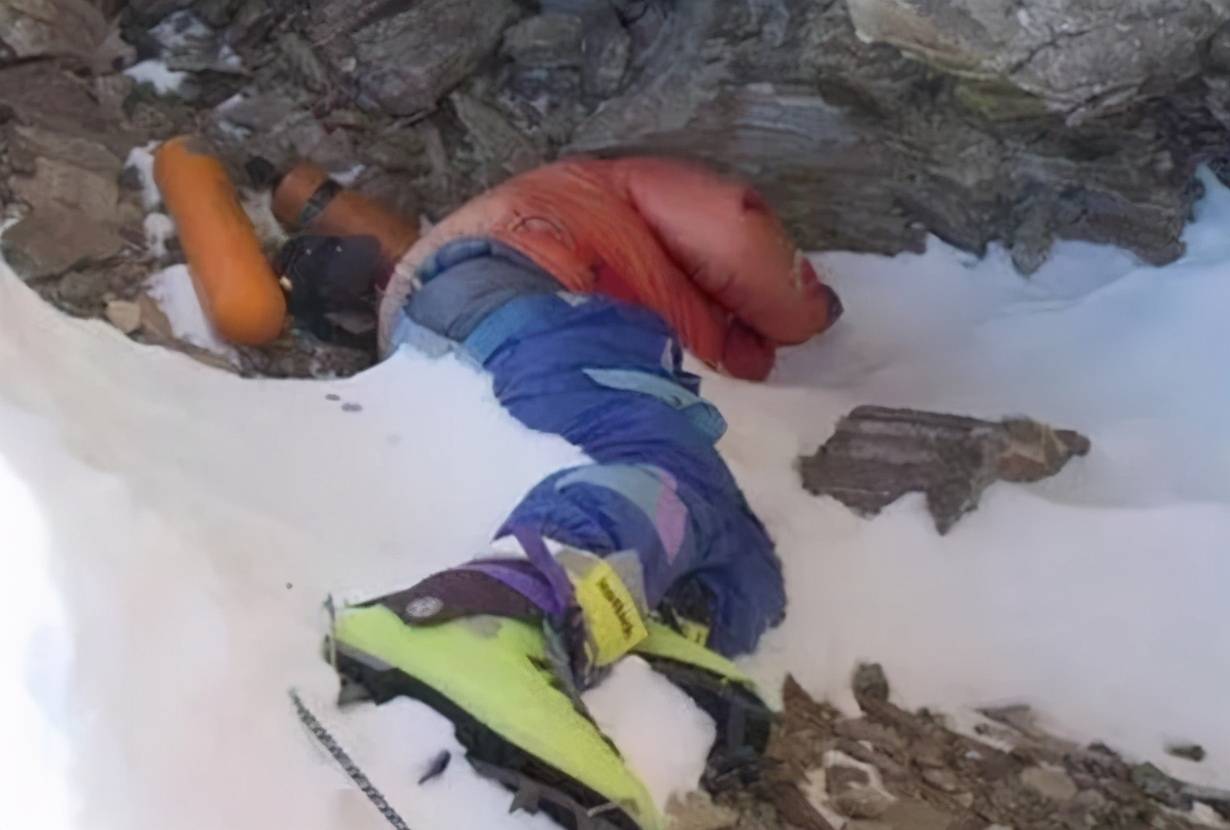 珠峰上的睡美人:遗体沉睡雪地成路标,数百名登山者经过无人敢动