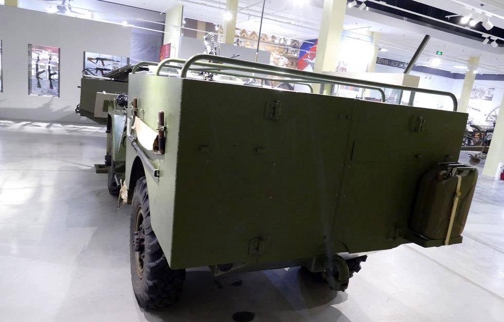 图说:btr-40装甲运兵车 外形酷似德国型号 车内空间小