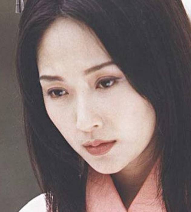 她出道28年只谈过一次恋爱,被誉为"苦情皇后",至今感情仍是谜
