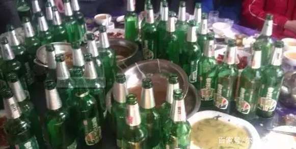 原创领导请员工聚餐,点一桌子啤酒,结果1周时间,连续离职3个老员工