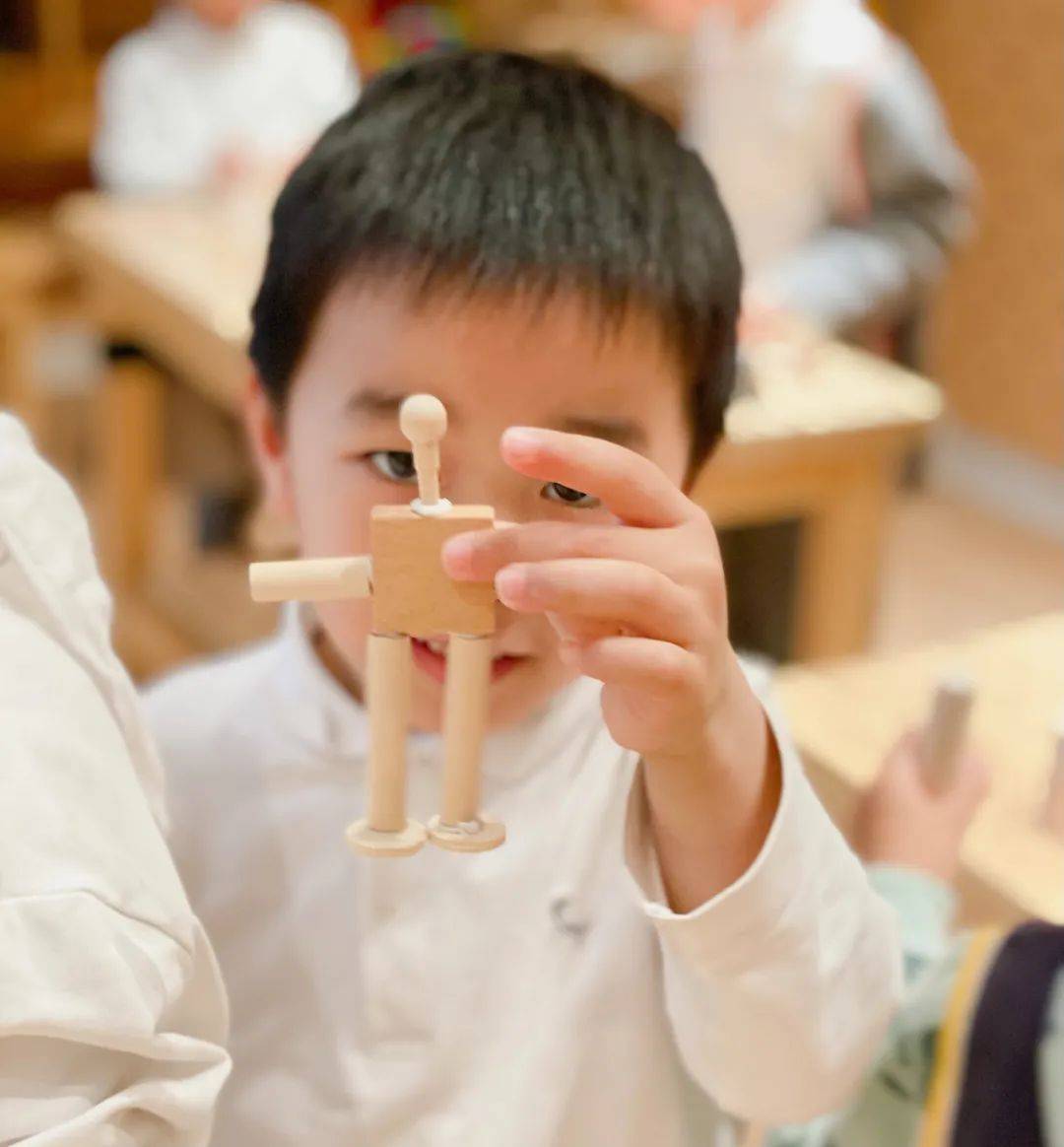 芬兰日本早就开始的儿童木工课深圳这家国际幼儿园也玩了起来