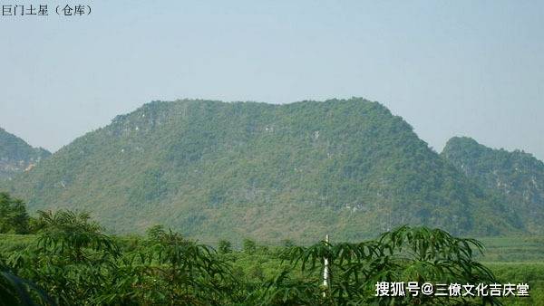 若远作祖山,则龙势远大,被称之为龙楼宝殿(祖峰尖而高曰楼,高而平曰殿