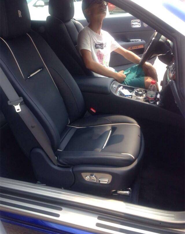 街边出现辆罕见的魅影豪车,这车主穿着校裤拖鞋没点富二代的气质