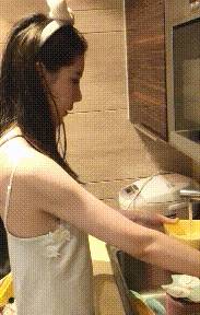 原创搞笑gif:这两条狗,像极了吵架了小学生啊